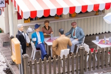 Pola 331531 - G - Sitzende Restaurantgäste